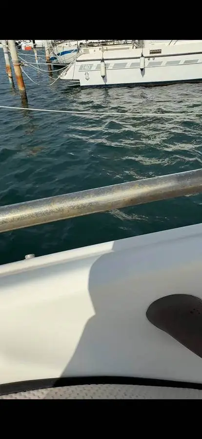 Pasamanos de barco con óxido acumulado antes del tratamiento desoxidante de Costa Detailing