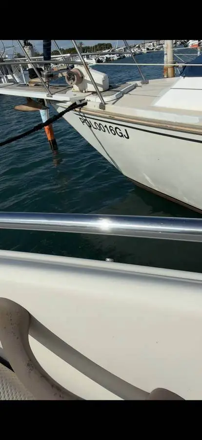 El mismo pasamanos impecable tras el tratamiento desoxidante profesional de Costa Detailing