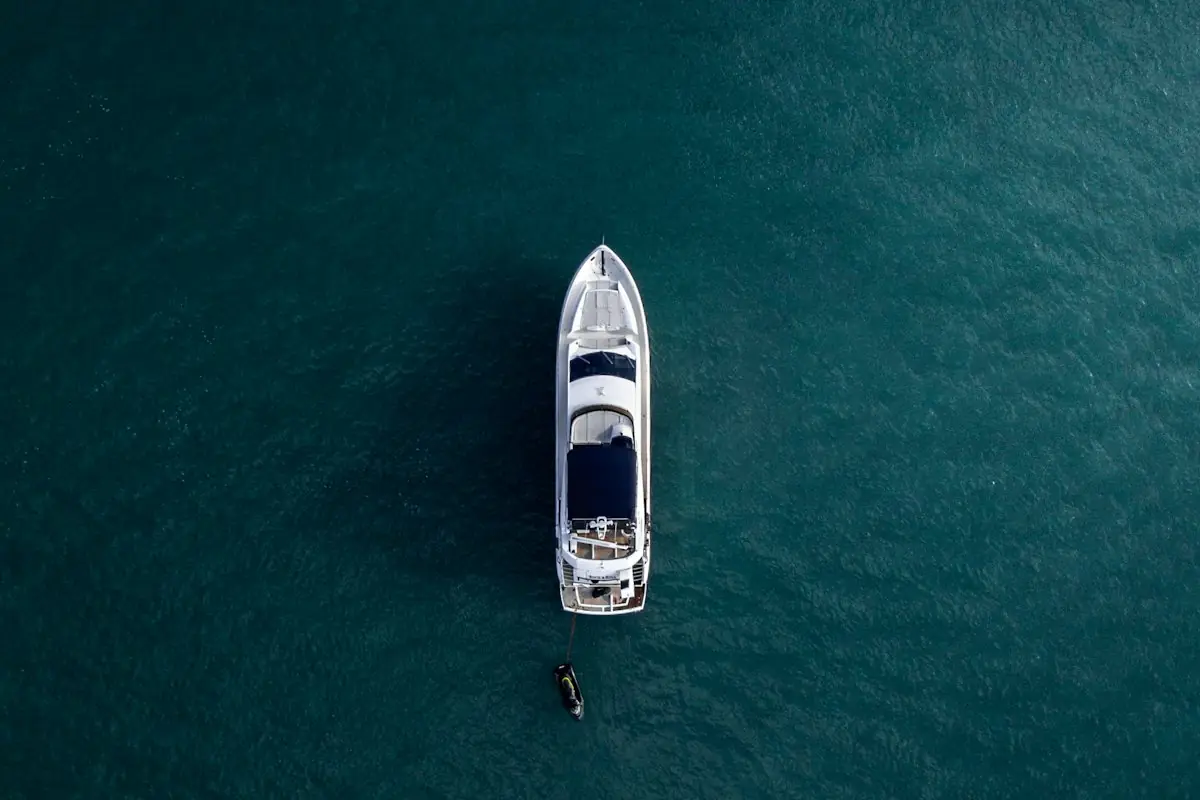 Vista aérea de un barco en aguas azul oscuro