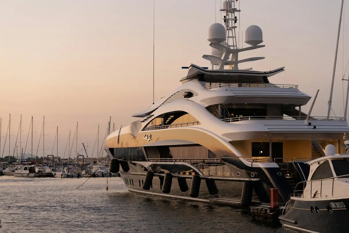 Yate de lujo amarrado en un puerto deportivo al atardecer, listo para la venta