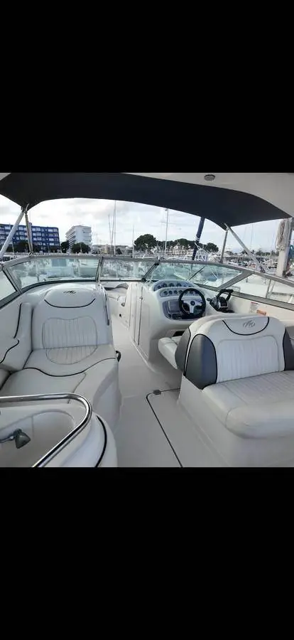 Interior de lancha motora impecable tras la limpieza profesional de Costa Detailing