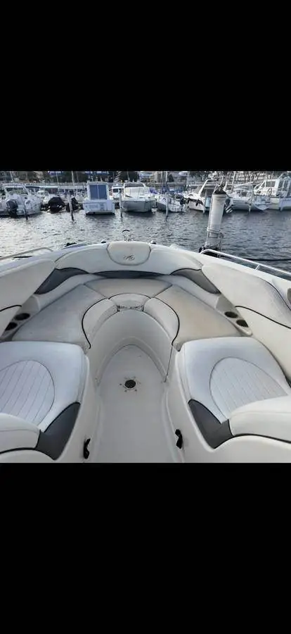 Proa de embarcación limpia en puerto mediterráneo tras el detailing náutico de Costa Detailing
