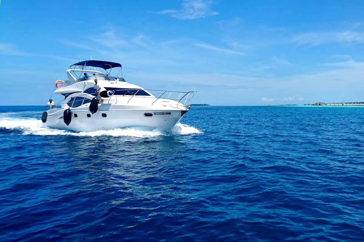 Motora blanca navegando en mar abierto con el casco limpio gracias al mantenimiento periódico