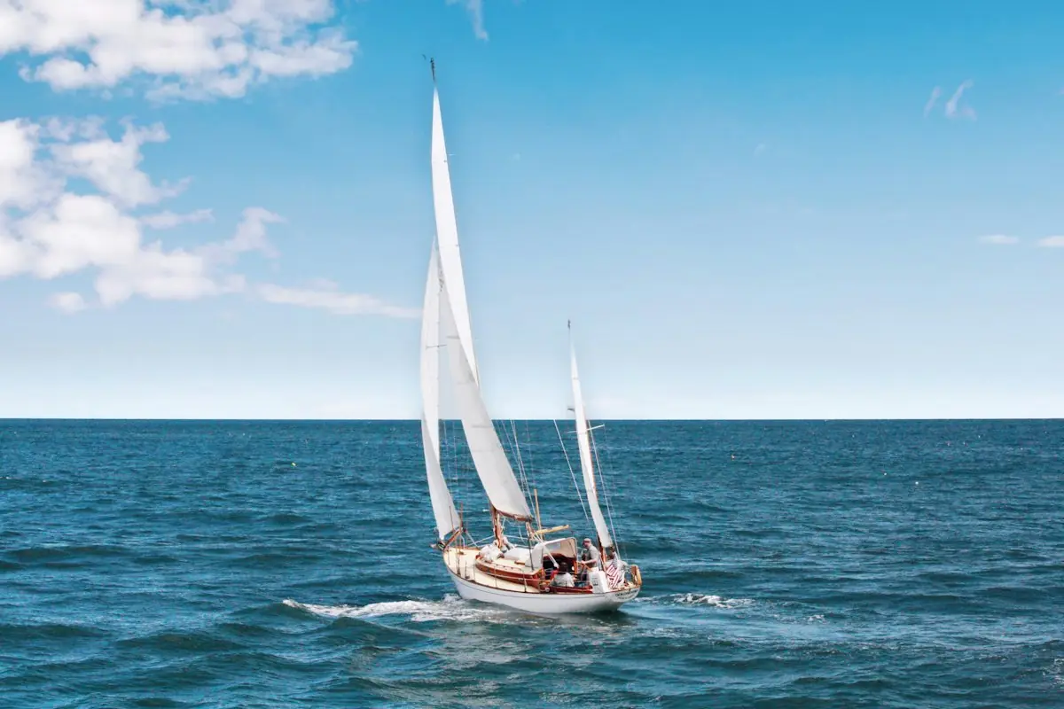 Velero navegando a vela en el Mediterráneo durante una regata